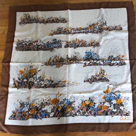 Gucci Vintage Elegant Flora Print Silk Scarf Made in Italy. Rare find. VTG - Picture 3 of 13